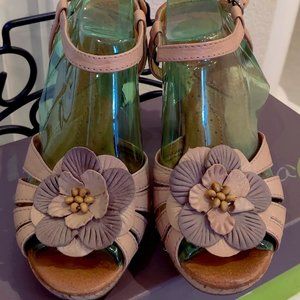 7 WIDE Beautiful NAYA-Wanita Camel brown leather heels. SUPER COMFY